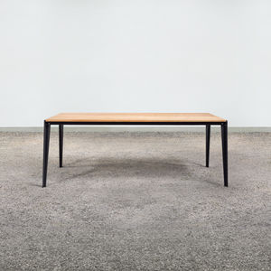 moderner Tisch