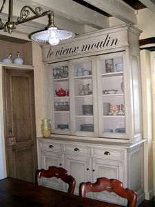 klassischer Geschirrschrank