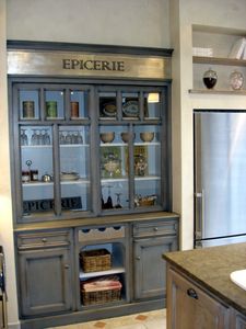 klassischer Geschirrschrank