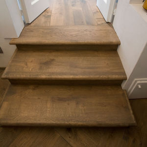 gerade Treppe / halbgewendelt / Metallstruktur / Holzstufen