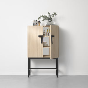 Sideboard mit hohen Beinen