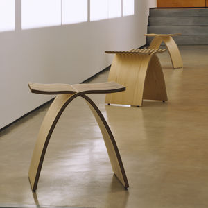 moderner Hocker / Holz / Objektmöbel
