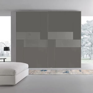 wandmontierter Kleiderschrank 1