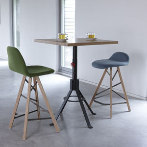 moderner Bistrotisch / Stahl / aus Eiche / aus Teakholz