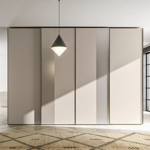 Kleiderschrank mit Schiebetür