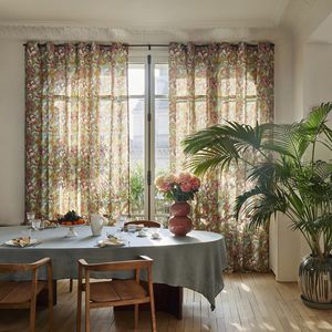 Blumenmotive-Vorhang