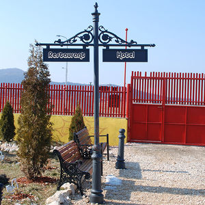 bodenstehendes Schild