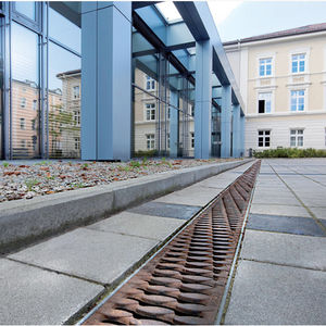 Betonabflussrinne / Edelstahl / Gitter / mit Neigung