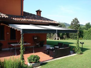 angebaute Pergola / Schmiedeeisen / PVC Faltdach / nach Maß