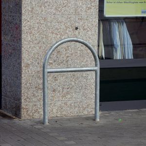 Schutzabsperrung / feststehend / Stahl / für öffentliche Bereiche