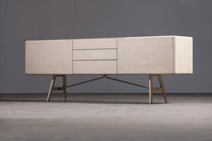 Sideboard mit hohen Beinen