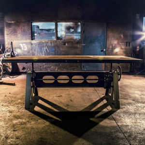 Industriedesign-Tisch