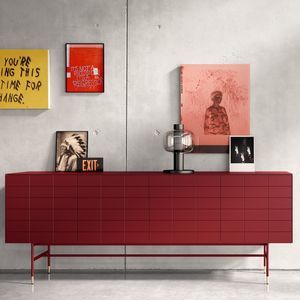 Sideboard mit hohen Beinen