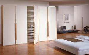 moderner Kleiderschrank