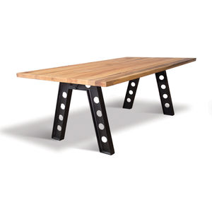 klassischer Tisch / geöltes Holz / aus Eiche / mit Fußgestell aus bemaltem Stahl