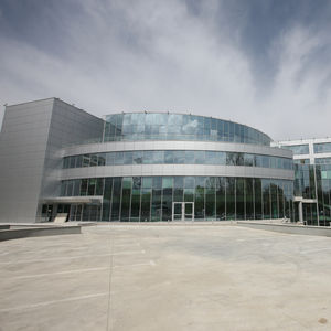 Fertig-Platten Vorhangfassade / aus Aluminium und Glas / Photovoltaik / mit integrierter Isolierung