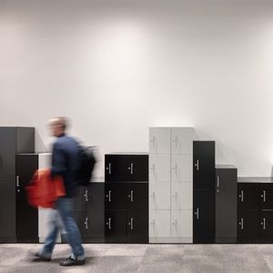 Holz-Garderobenschrank