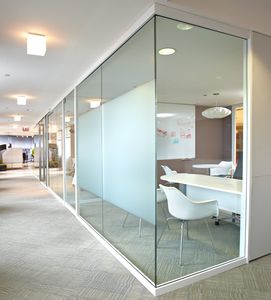 festinstallierte Trennwand / Aluminium / verglast / Büro