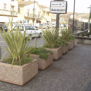 Beton-Pflanzenkübel