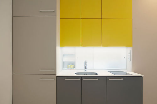 Moderne Küche - YELLOW AND GREY - LE BON spol.s.r.o. - Laminat / Versteckte / mit Griffen