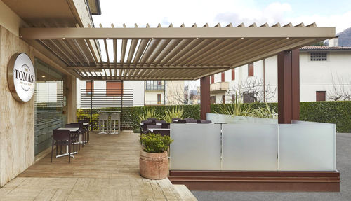 Selbsttragende Pergola - BIOCLIMATICA - Proverbio Outdoor Design - angebaut / Aluminium / mit orientierbaren Lamellen