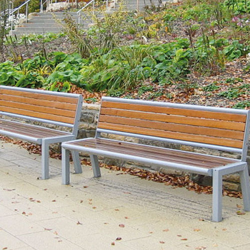 Moderne Bank für den öffentlichen Raum - URBANIS QUATER - Gem. Westeifel Werke GmbH - Laubholz / galvanisiertem Stahl / pulverbeschichteter Stahl