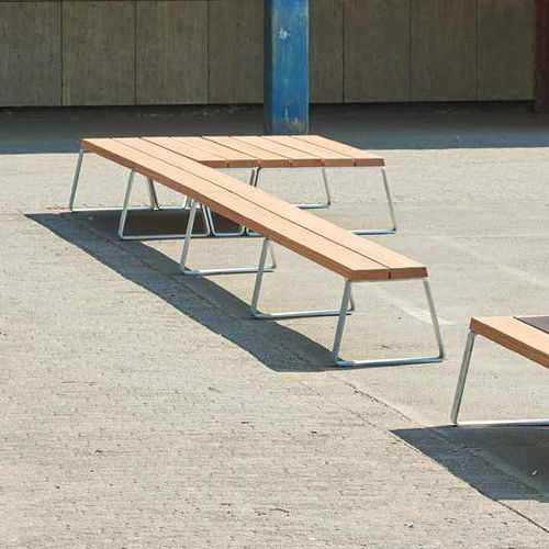 Moderne Bank für den öffentlichen Raum - Campus levis - Gem. Westeifel Werke GmbH - galvanisiertem Stahl / Laubholz / mit Rückenlehne