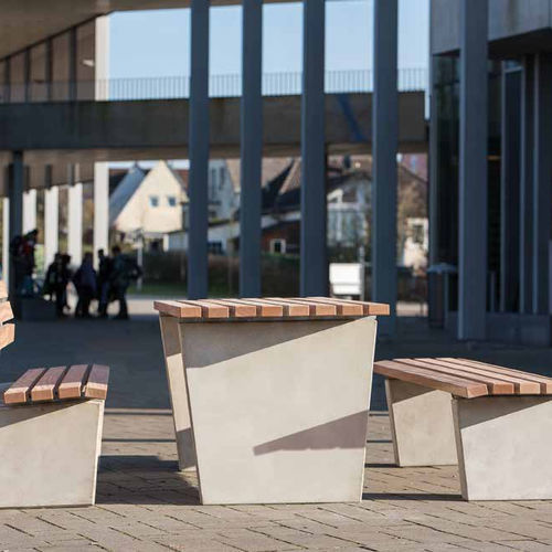 Moderner Picknicktisch - Prüm 2.0 - Gem. Westeifel Werke GmbH - Laubholz / Gestell aus Beton / rechteckig