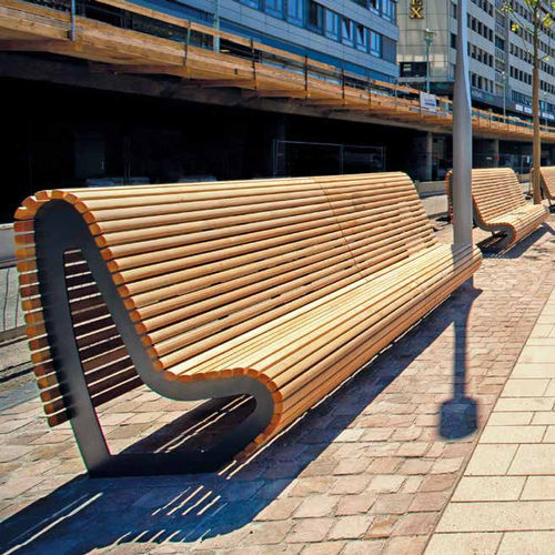 Moderne Bank für den öffentlichen Raum - Saarbrücken - Gem. Westeifel Werke GmbH - galvanisiertem Stahl / pulverbeschichteter Stahl / Laubholz