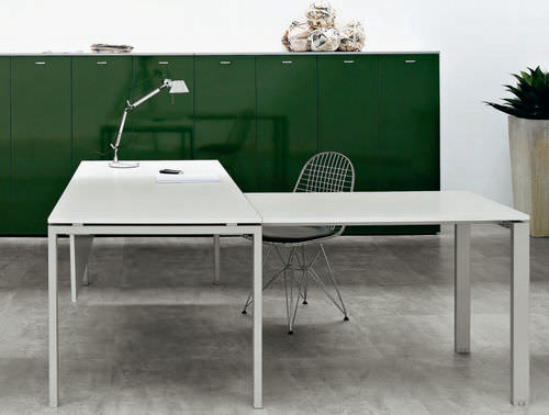Moderner Schreibtisch - VISTA  - NEWFORM Ufficio - melaminbeschichtet / mit 6 Beinen / für Gewerbegebrauch