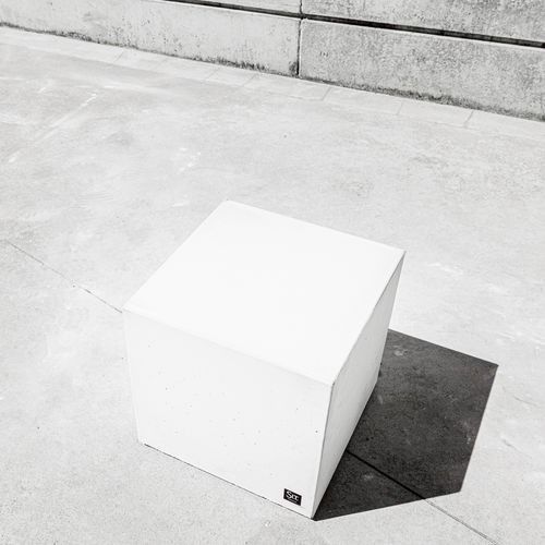 Moderner Hocker - FORM : 541 - SIT Urban Design - Beton / quadratisch / für öffentliche Bereiche