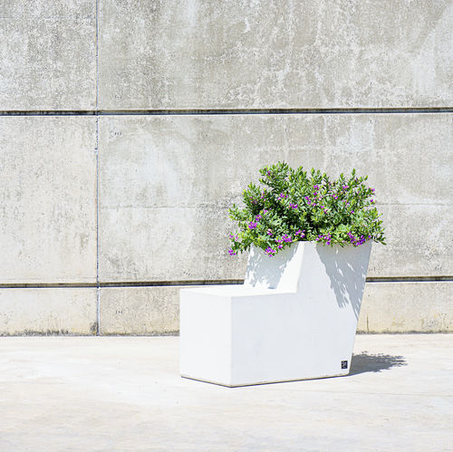 Moderne Bank für den öffentlichen Raum - FORM : 543.FL - SIT Urban Design - Beton / mit Rückenlehne / mit integrierten Pflanzkübeln