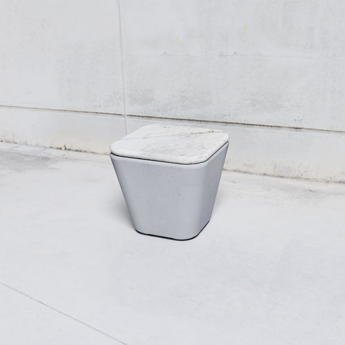 Hocker / minimalistisches Design - SMOOTH: 593.S - SIT Urban Design - Beton / mit Mittelfuß / für öffentliche Bereiche
