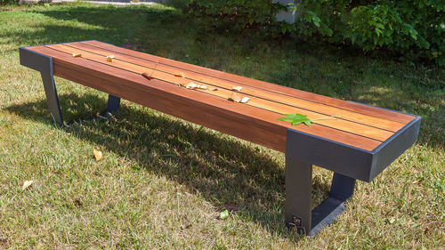 Moderne Bank für den öffentlichen Raum - Wade 626 - SIT Urban Design - Holz / Metall / ohne Rückenlehne
