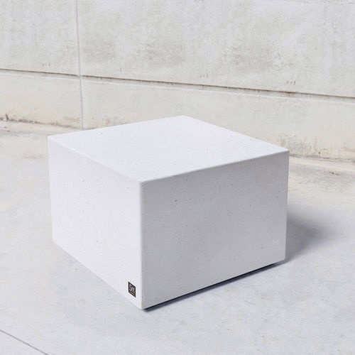 Moderne Bank für den öffentlichen Raum - Cubic 109 - SIT Urban Design - Beton / Glasfaser / ohne Rückenlehne
