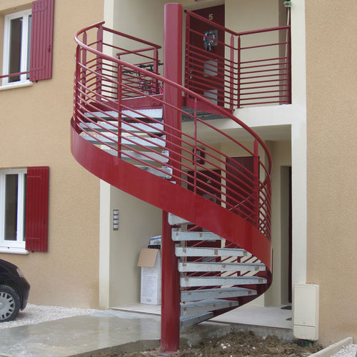 Wendeltreppe - INDUS - JK TECHNIC - Metallstufen / mit Stahlstruktur / für Geschäftsgebäude