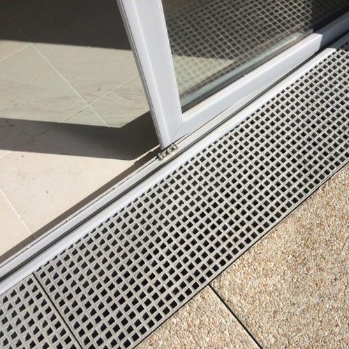 Gitterrost aus glasfaserverstärktem Polyester - JK TECHNIC - für Treppenstufen / für Abflussrinnen-Gitterrost / für öffentliche Einrichtungen