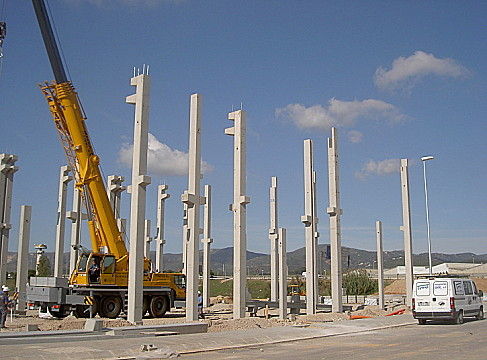 Fertig -Pfeiler / Stahlbeton - Planas - mit Konsole