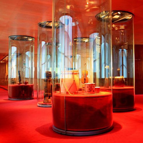 Moderne Vitrine - VIDRES BERNI - gewölbtes Glas / beleuchtet / für Museen