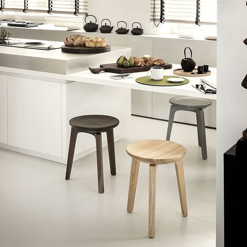 Klassischer Hocker - TOD - True Design srl - Eiche / Massivholz / Gestell aus Holz