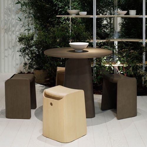 Moderner Hocker - NOMADE - True Design srl - Holz / Gestell aus Holz / mit Mittelfuß