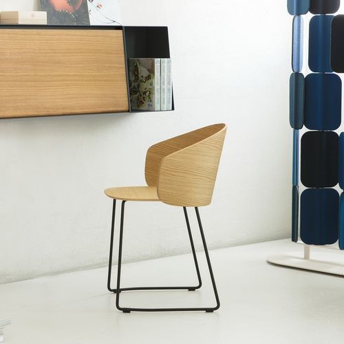 Moderner Besucherstuhl - NOT - True Design srl - für den Innenraum / Holz / Gestell aus Stahl