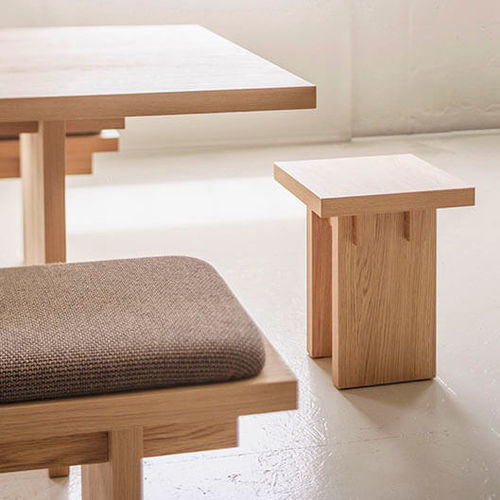 Moderner Hocker - ESSENCE - True Design srl - Eiche / Sperrholz / Nussbaum
