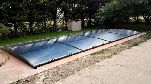 Niedrige Schwimmbadüberdachung - TAPIA - abrisol - flach / Polycarbonat / mit manueller Bedienung