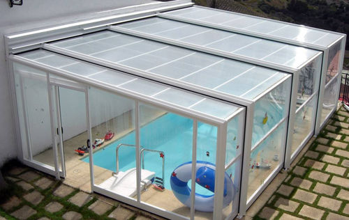 Hohe Schwimmbadüberdachung - BACKED ON CAPRI - abrisol - für Wandmontage / teleskopisch / Metall