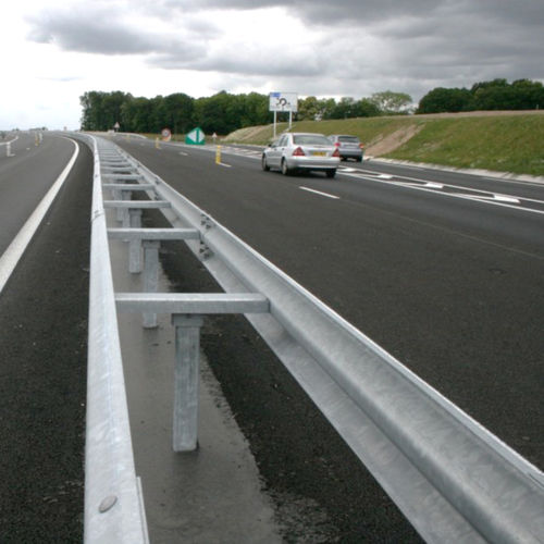 Stahlleitplanke - DE2+ - Aximum - Straßen