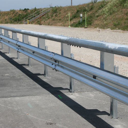 Stahlleitplanke - BH0+ - Aximum - Straßen