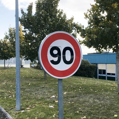 Bodenstehendes Verkehrsschild - SÉCUSPEED - Aximum