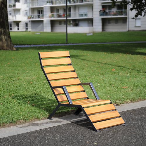 Moderne Sonnenliege - SYMBIOS : JAN-0028  - HUSSON INTERNATIONAL - Recyclingkunststoff / Holz / für öffentliche Bereiche