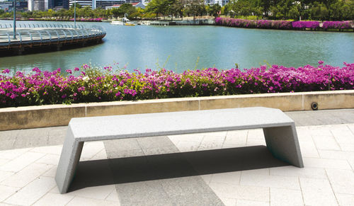 Moderne Bank für den öffentlichen Raum - BRIDGE - botton & gardiner urban furniture - Granit / Marmor